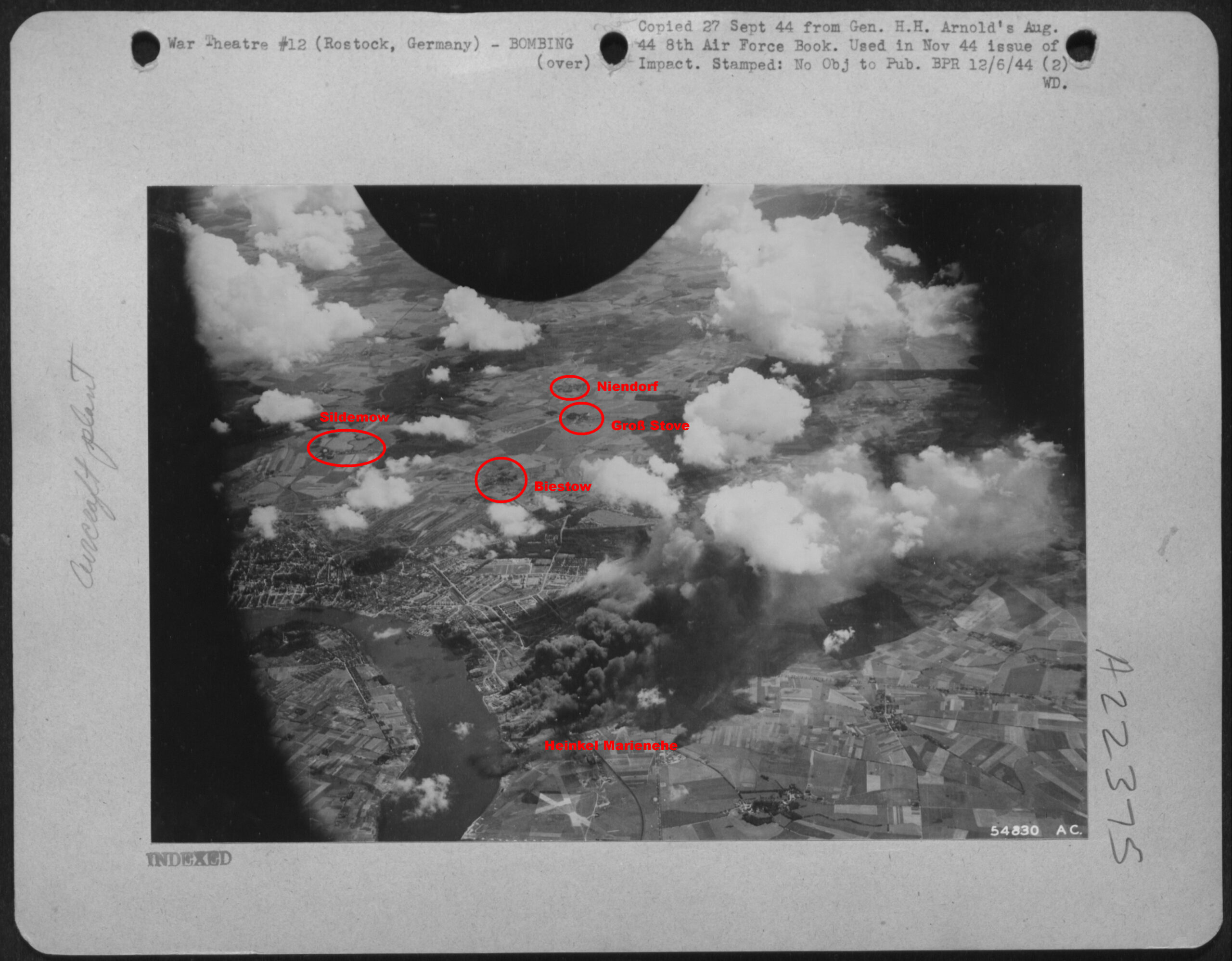Zerstörung der Heinkel-Werke in Marienehe 1944. Aufklärungsfoto der Alliierten.